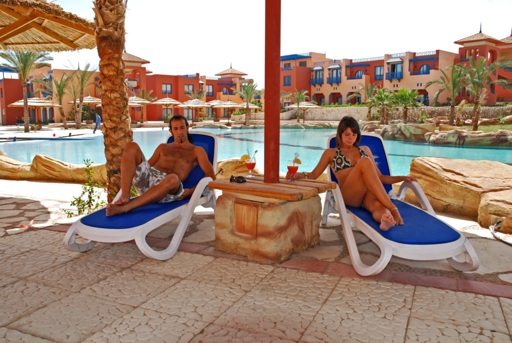 Украиночка отдыхает топлес в бассейне египетского отеля фото